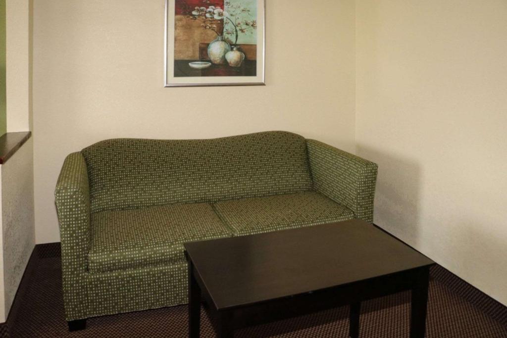 Quality Inn East Evansville photo 1