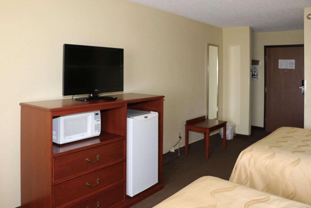 Quality Inn East Evansville photo 2