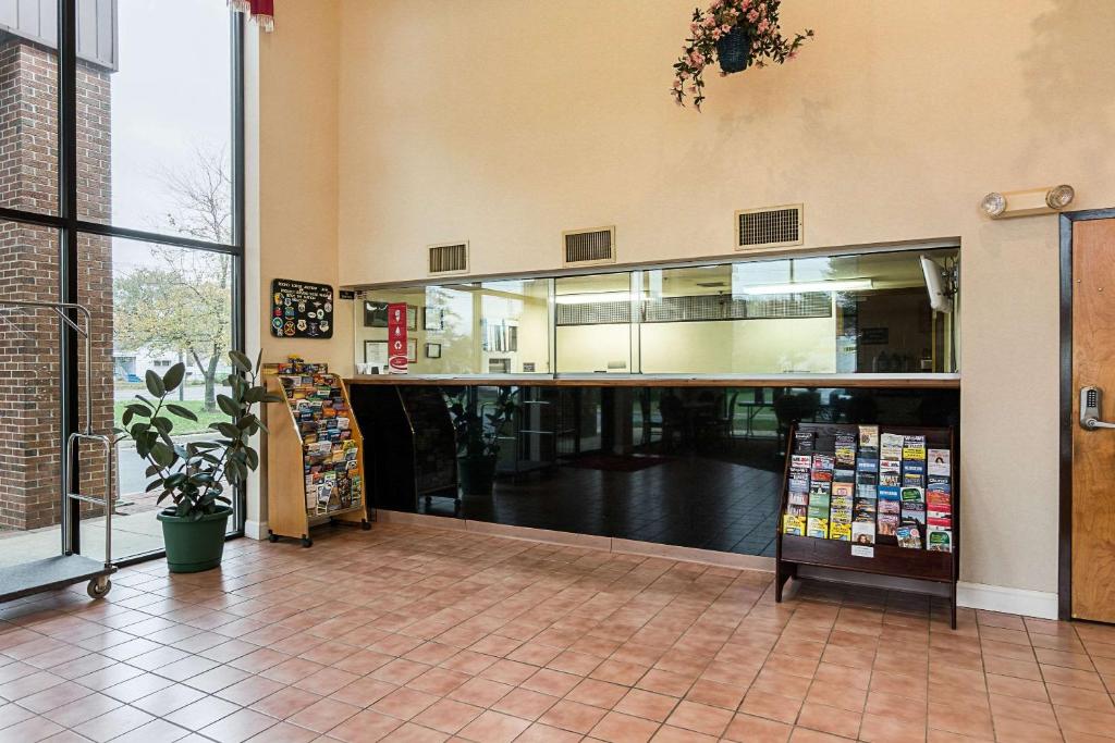 Econo Lodge Andrews AFB photo 3