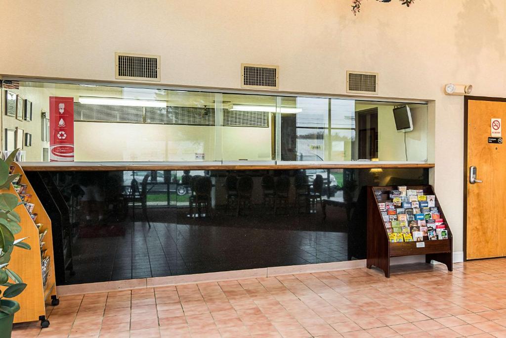 Econo Lodge Andrews AFB photo 2