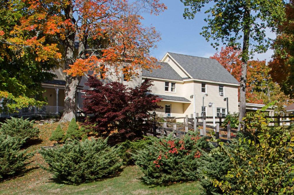 Econo Lodge Sturbridge Route 20 image