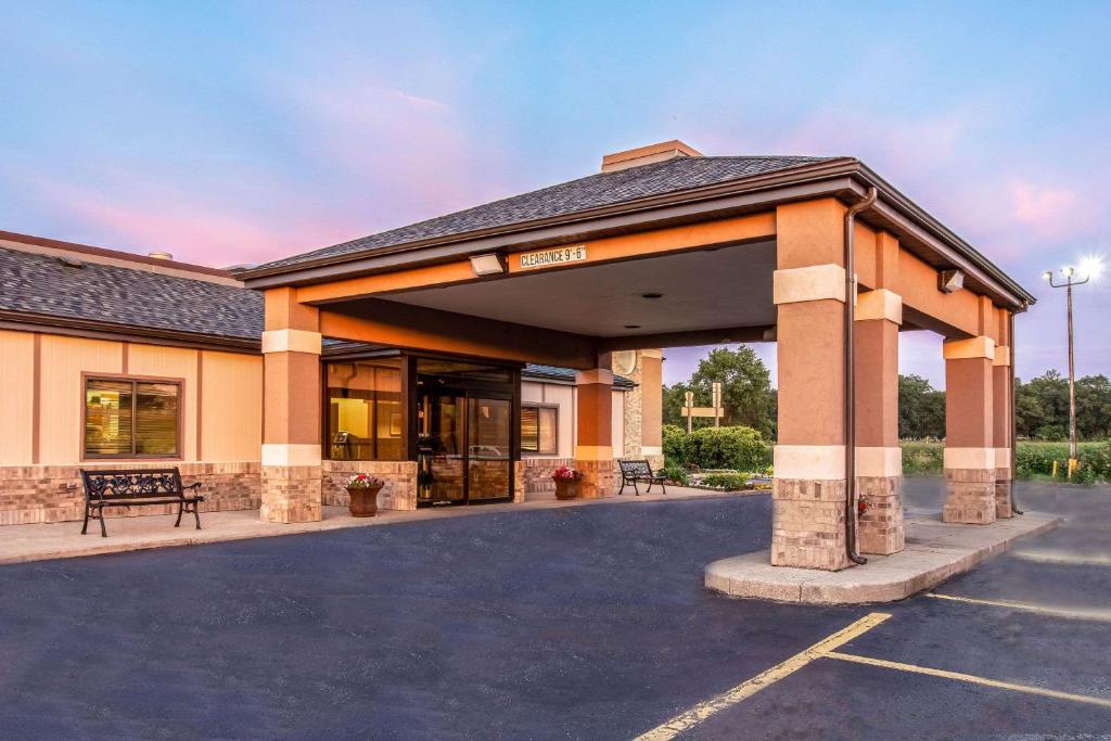 Country Inn & Suites by Radisson, Muskegon, MI image
