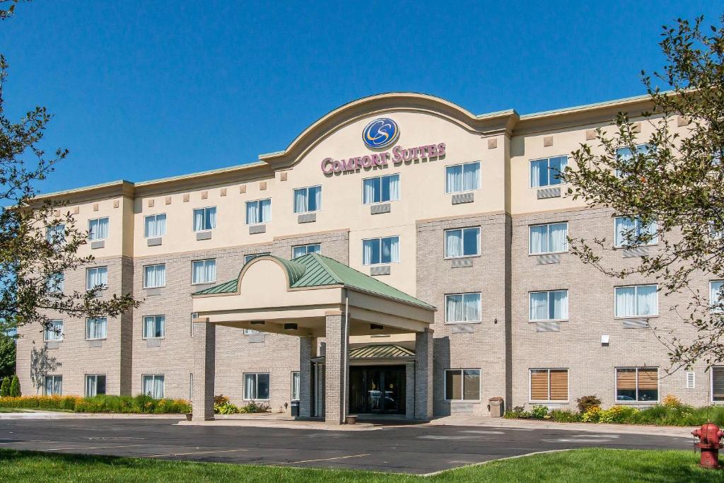 Comfort Suites Wixom image