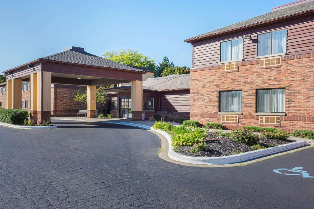 Quality Inn & Suites image