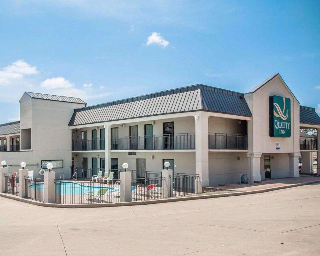 Quality Inn US65 & E. Battlefield Rd. Springfield image