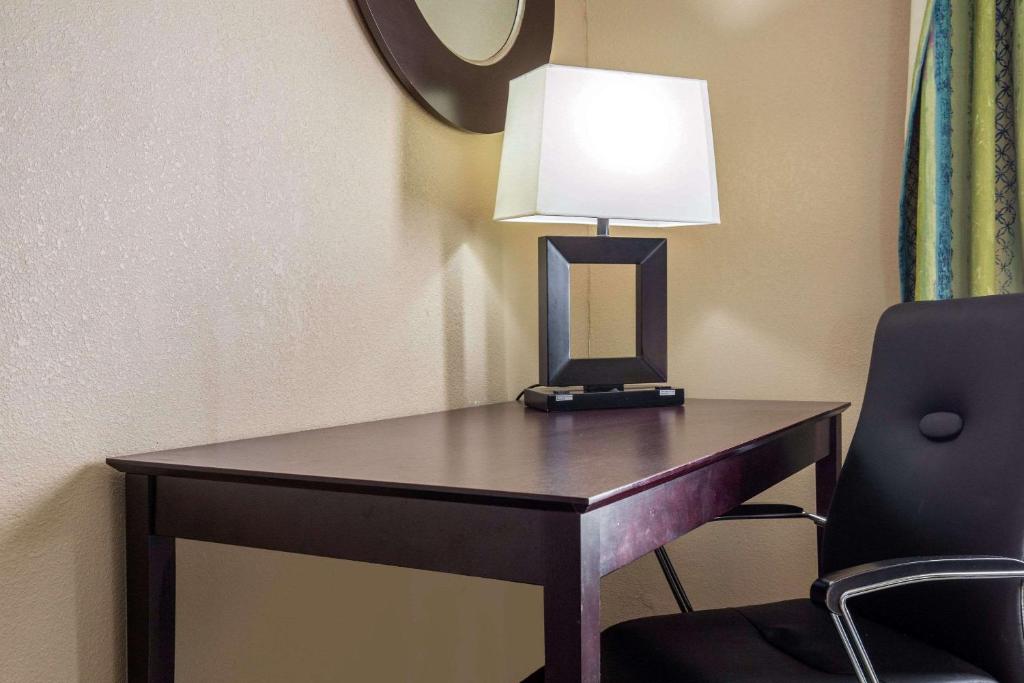 Quality Inn & Suites Arnold photo 3