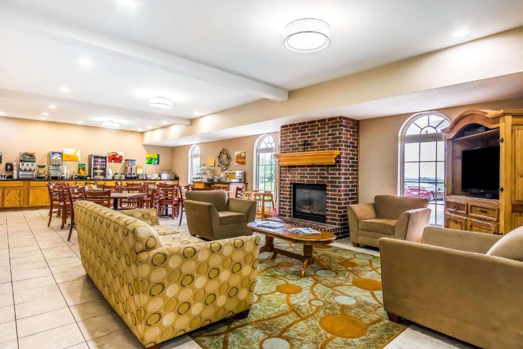 Quality Inn & Suites Chesterfield Village photo 3