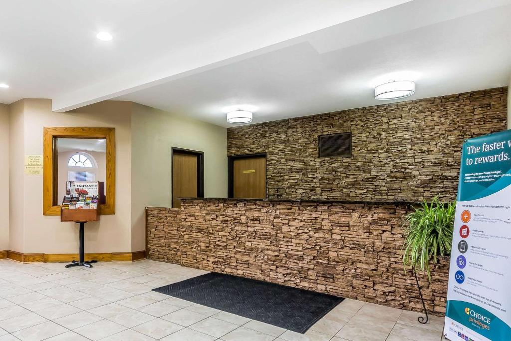 Quality Inn & Suites Chesterfield Village photo 2