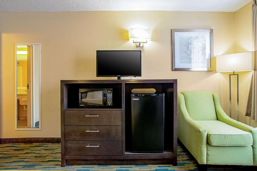 Quality Inn Near Six Flags St. Louis photo 1