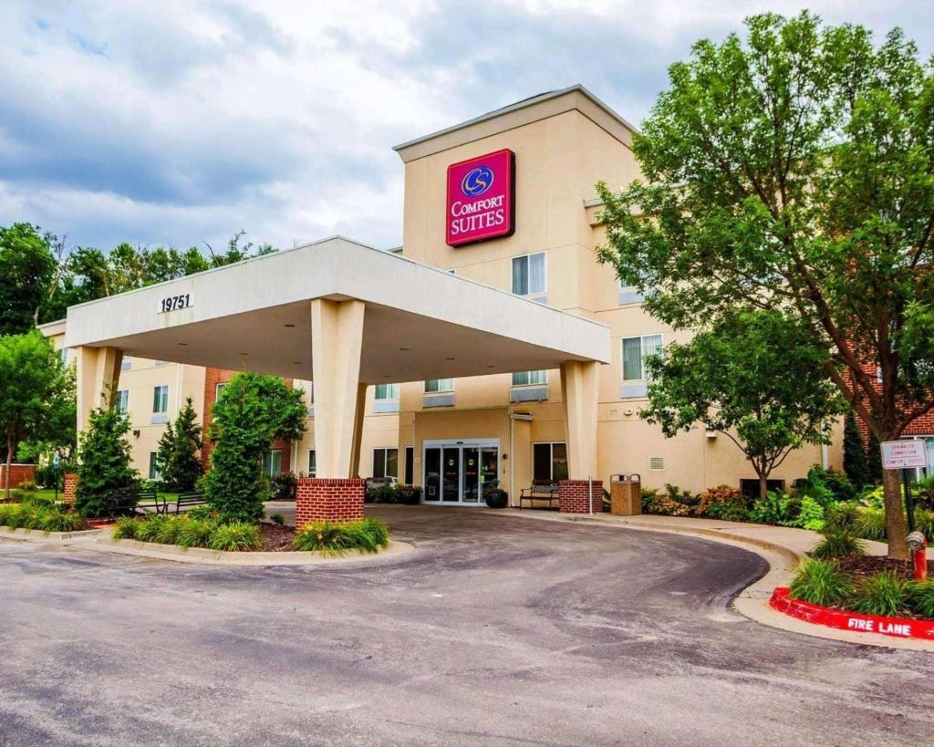 Comfort Suites Independence - Kansas City image