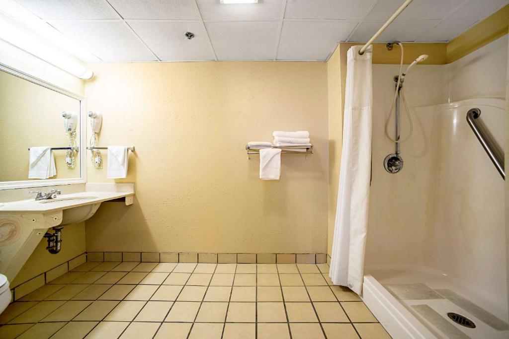 Quality Inn Near Six Flags St. Louis photo 2