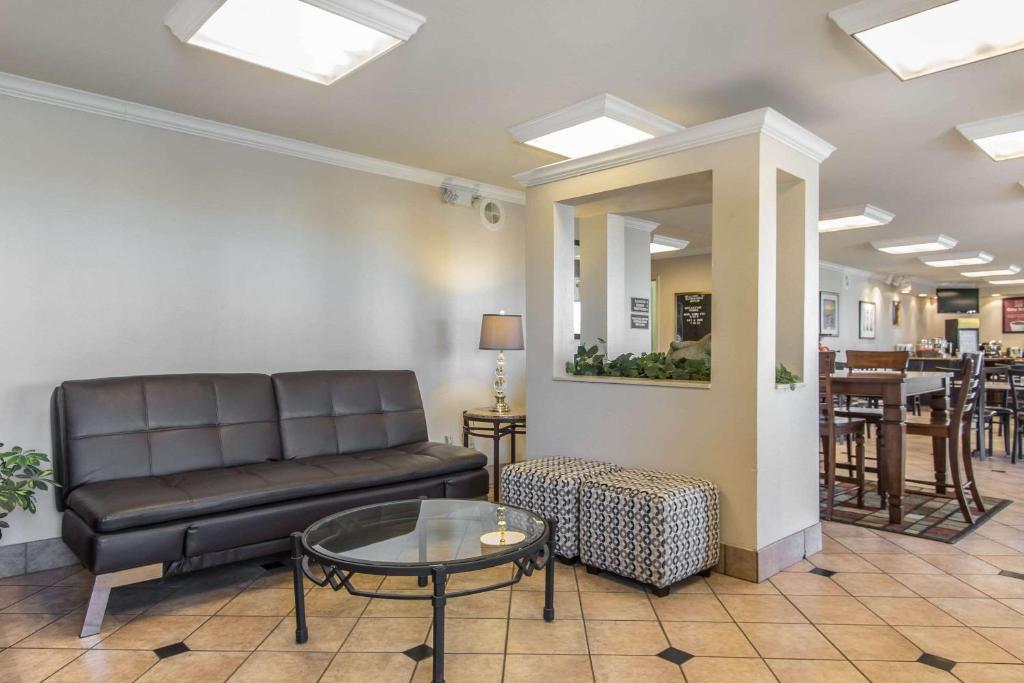 Econo Lodge Inn & Suites Joplin photo 1