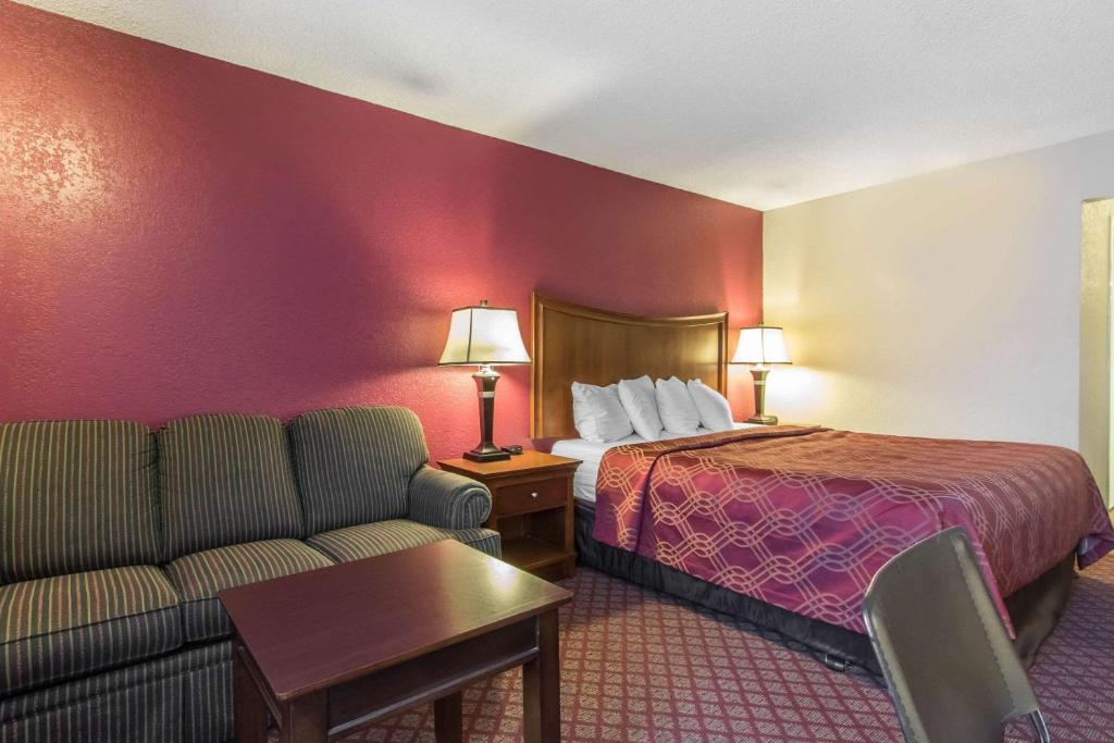Econo Lodge Inn & Suites Joplin photo 3
