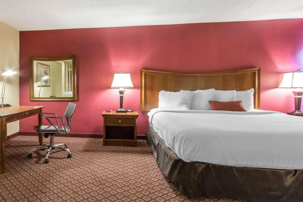 Econo Lodge Inn & Suites Joplin photo 4