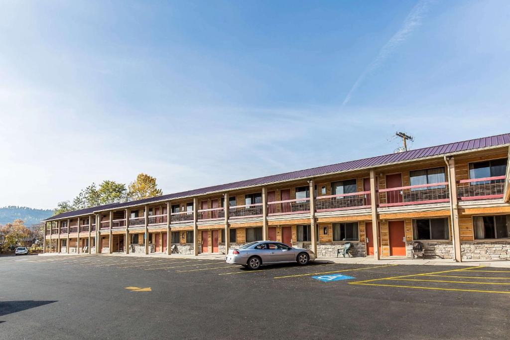 Econo Lodge Inn & Suites image