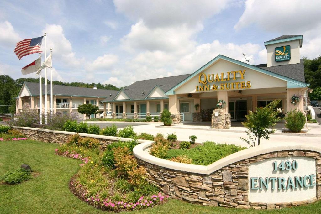 Quality Inn & Suites Biltmore East image