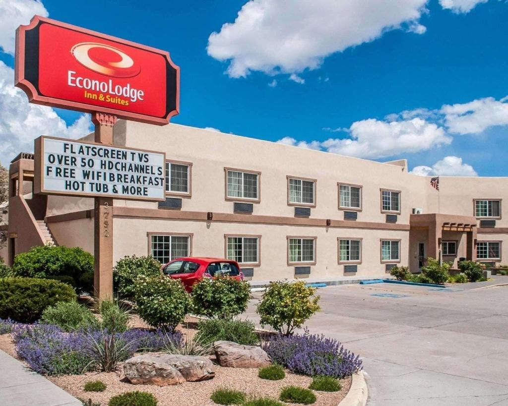 Econo Lodge Inn & Suites image