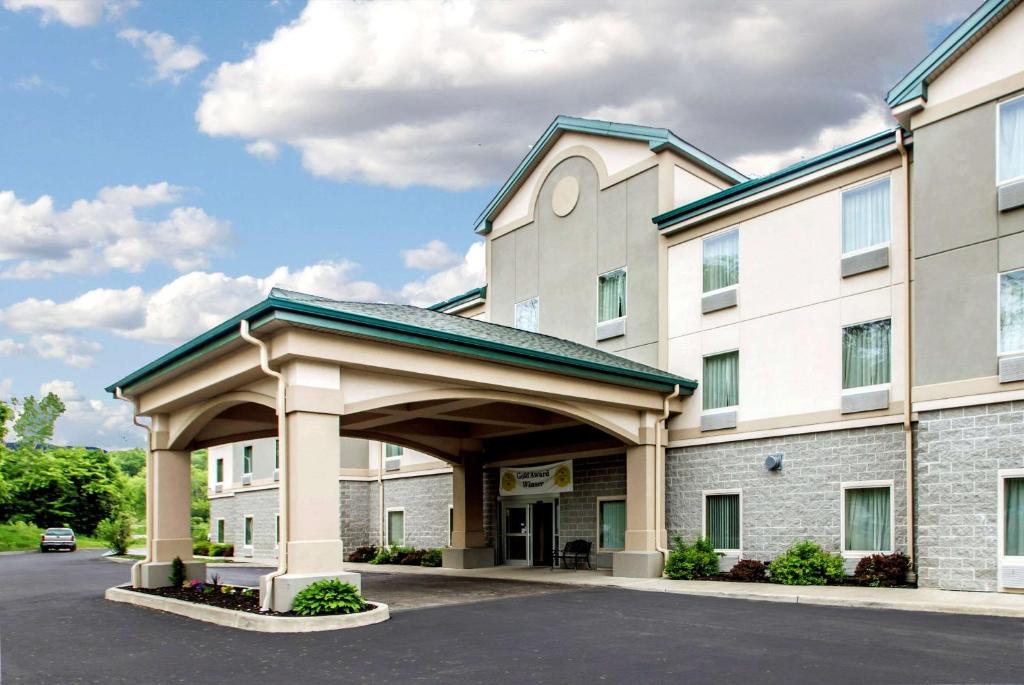 Quality Inn & Suites Fishkill South near I-84 image