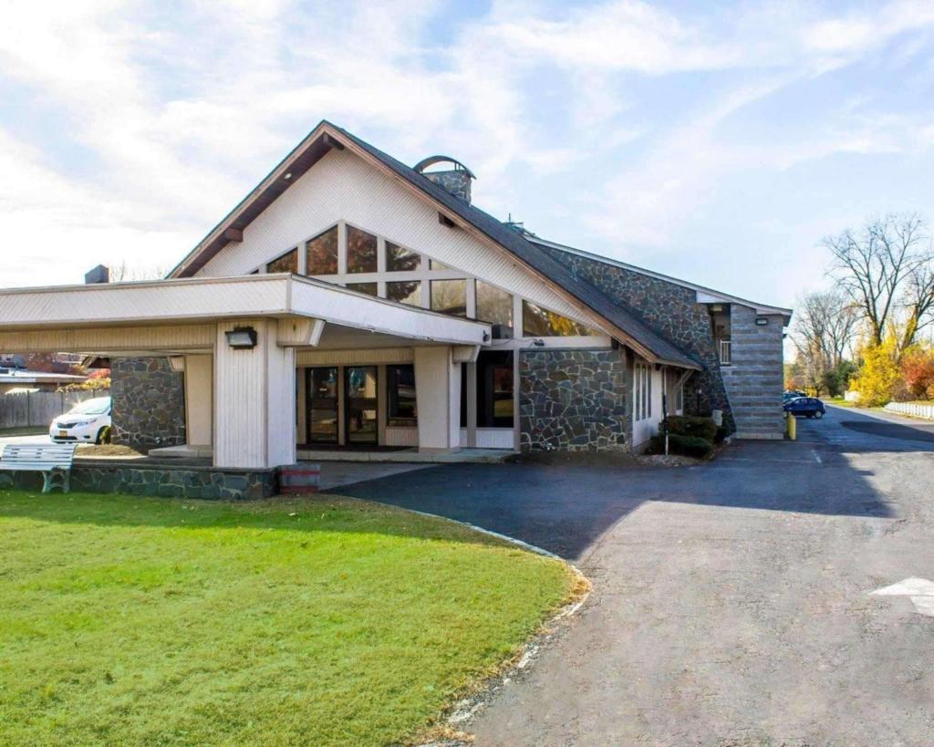 Econo Lodge Inn & Suites Colonie Center Mall image