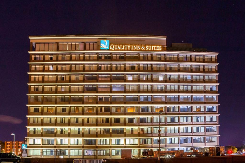 Quality Inn & Suites Cincinnati Downtown image