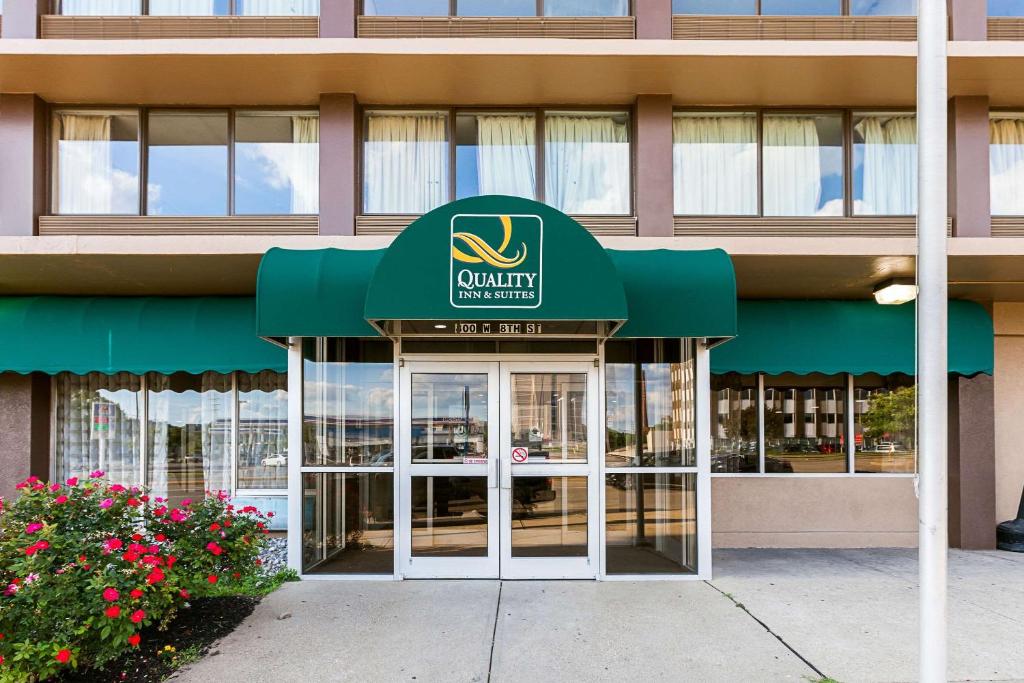 Quality Inn & Suites Cincinnati Downtown photo 3