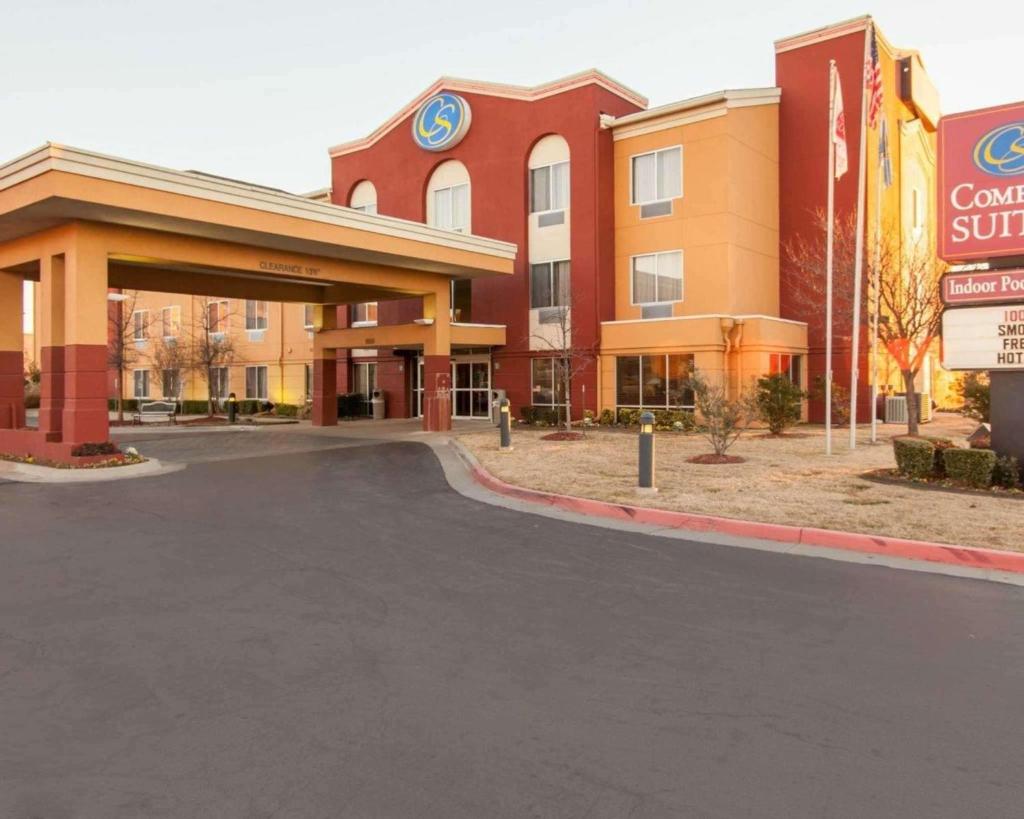 Comfort Suites Central/I-44 image