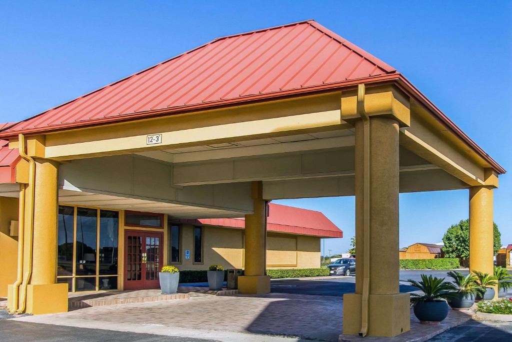 Quality Inn Ada near University image