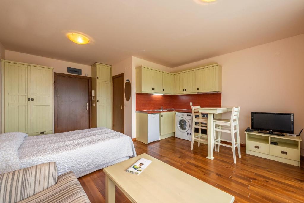 Студио (Номер-студио с балконом (для 2 взрослых)), Pirin Golf & Country Club Apartment Complex