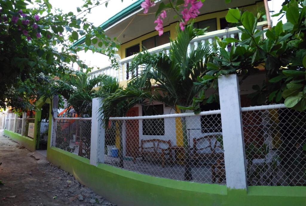 Guanna's Place Room and Resto Bar photo 4