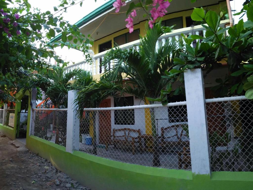 Guanna's Place Room and Resto Bar photo 3