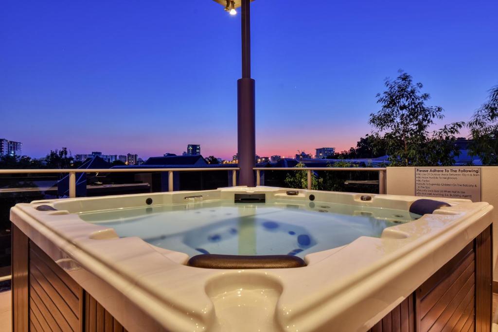 Luxury Darwin City Lights Jacuzzi Central Location Large House New Furnishings photo 1