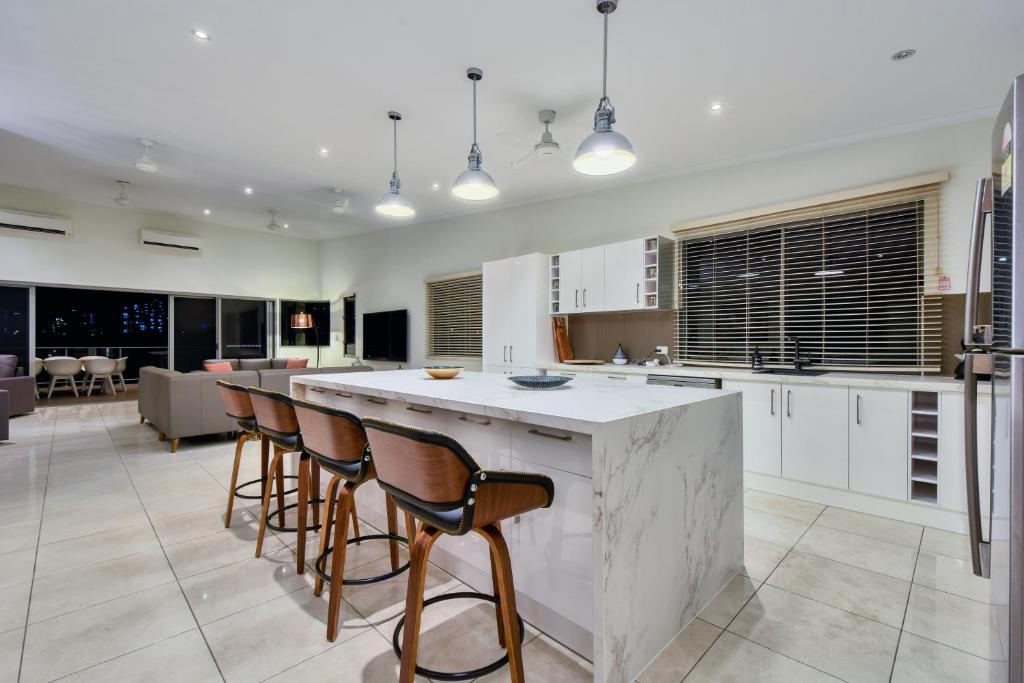 Luxury Darwin City Lights Jacuzzi Central Location Large House New Furnishings photo 3