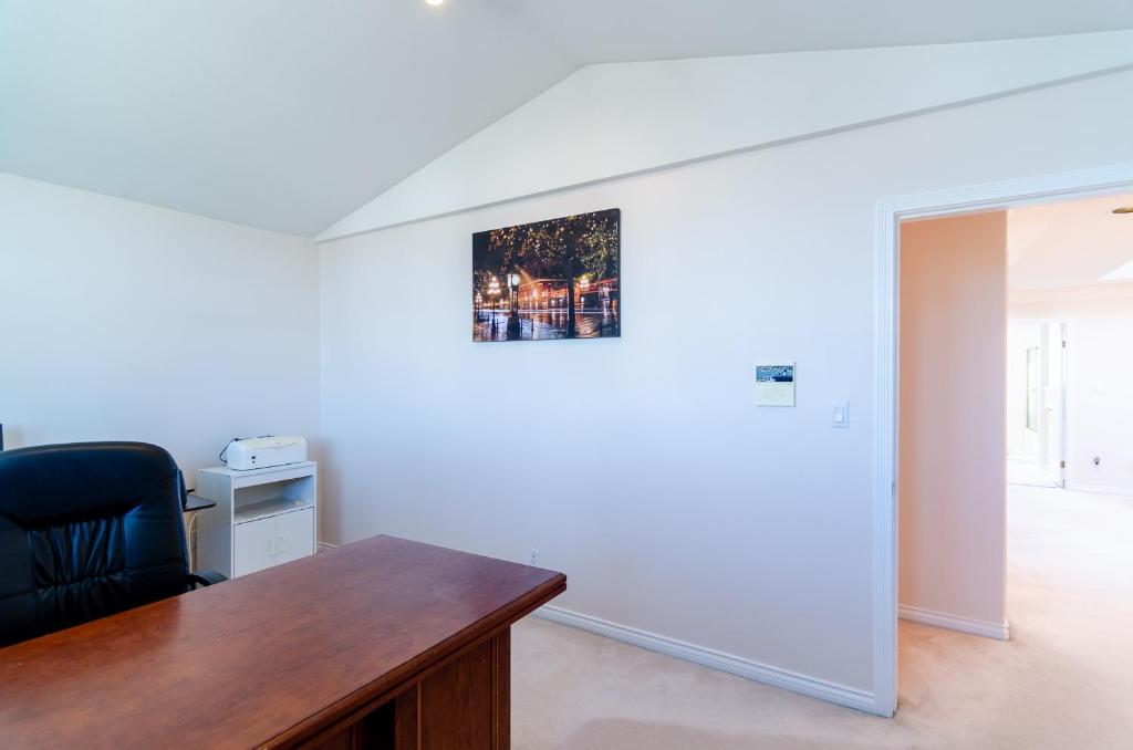 3 Private, spacious, bright rooms in a Gorgeous house photo 3