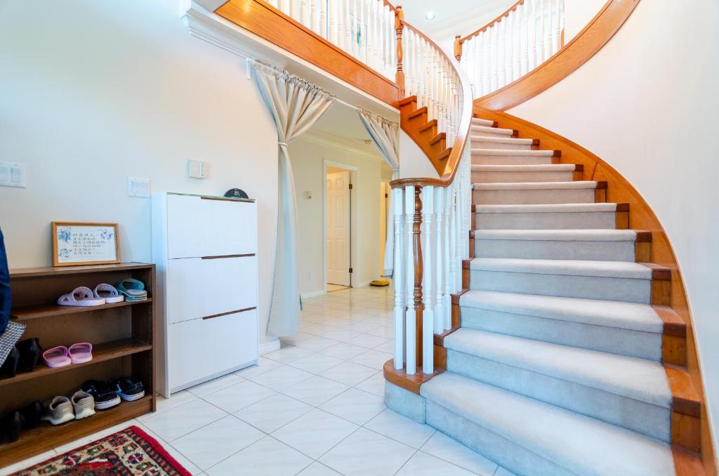 3 Private, spacious, bright rooms in a Gorgeous house photo 2