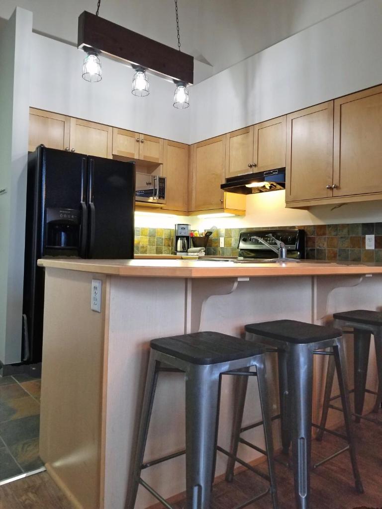 Downtown Loft, Mountain Views, Fireplace, Couple's Retreat, Walker's Paradise photo 2