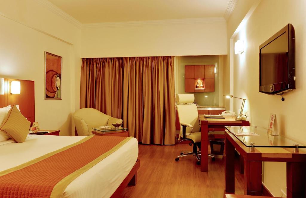 Двухместный (Deluxe Double Room with Airport Transfers; upgrade to next category; Early Check in 1200 hrs & Late Check out till 1400 hrs; 10% discount on Food & Beverage (only at restaurants)), The Suryaa New Delhi