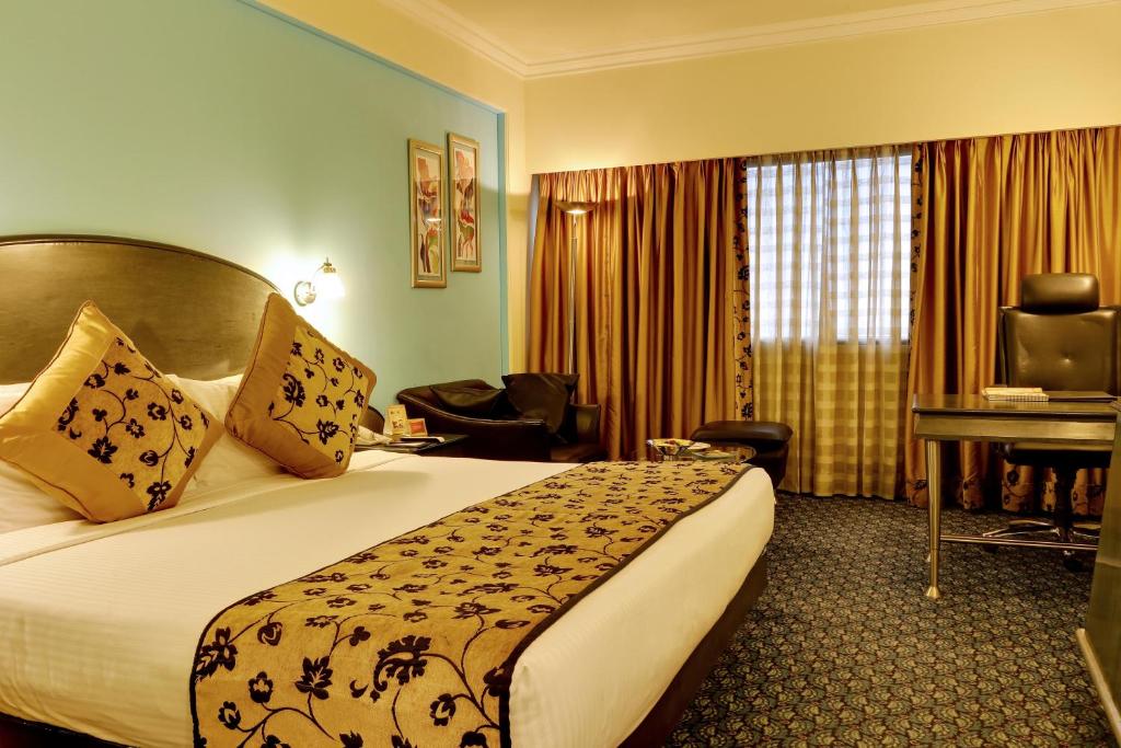 Двухместный (Club Premium Room with complimentary 02 hours of cocktail hours (IMFL drinks) along with snacks (chef’s choice) between 1800hrs to 2000hrs only at Sampan Sky Lounge), The Suryaa New Delhi
