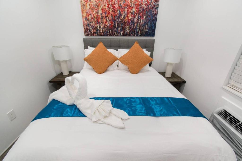 Modern studio wqueen bed beach views