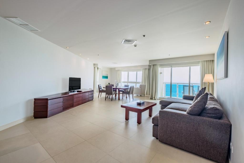 Сьюит (Люкс с 1 спальней и видом на океан), Курортный отель Radisson Blu Resort, Fujairah