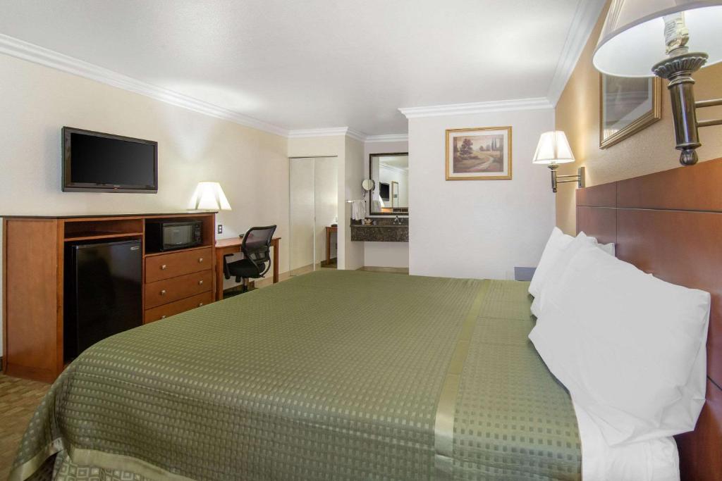 Rodeway Inn Adelanto US 395 - Tap to explore photos