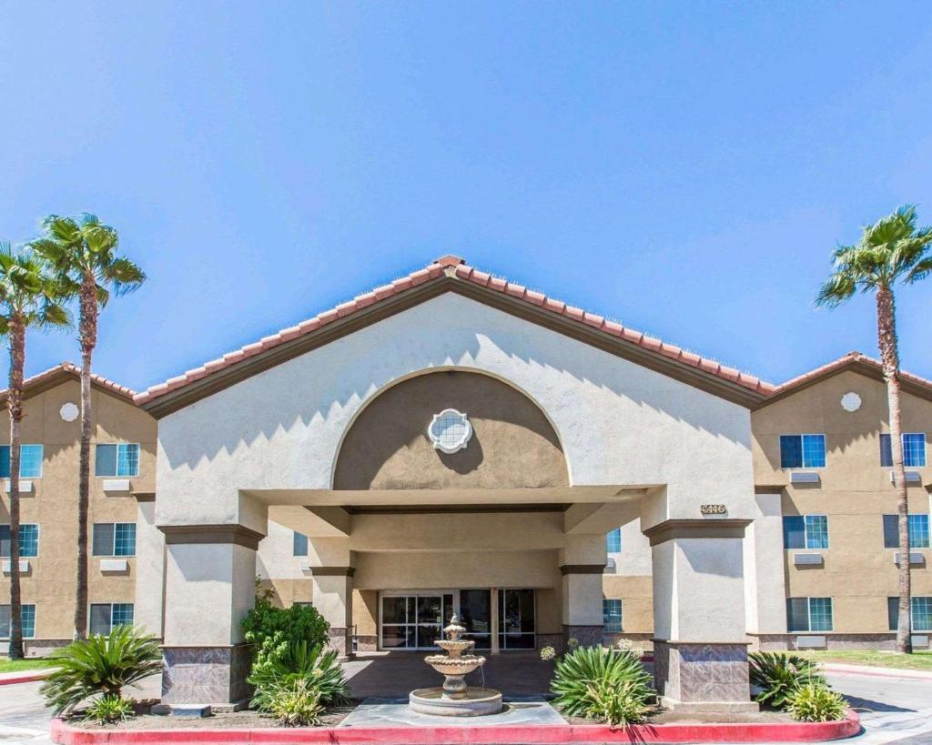 Comfort Suites Bakersfield photo 2