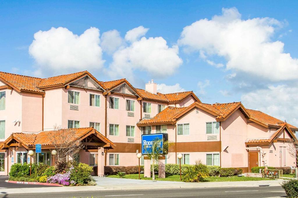 Rodeway Inn & Suites image