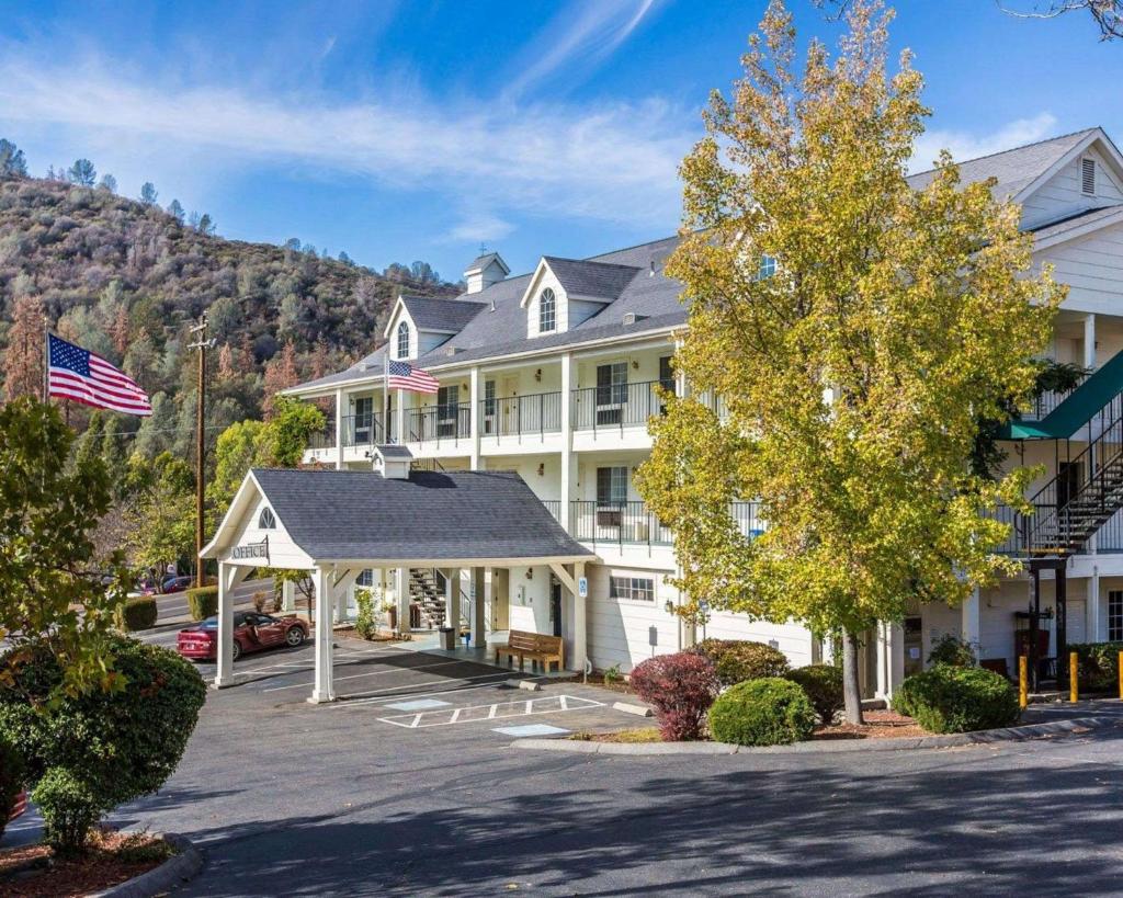 Quality Inn Yosemite Valley Gateway image