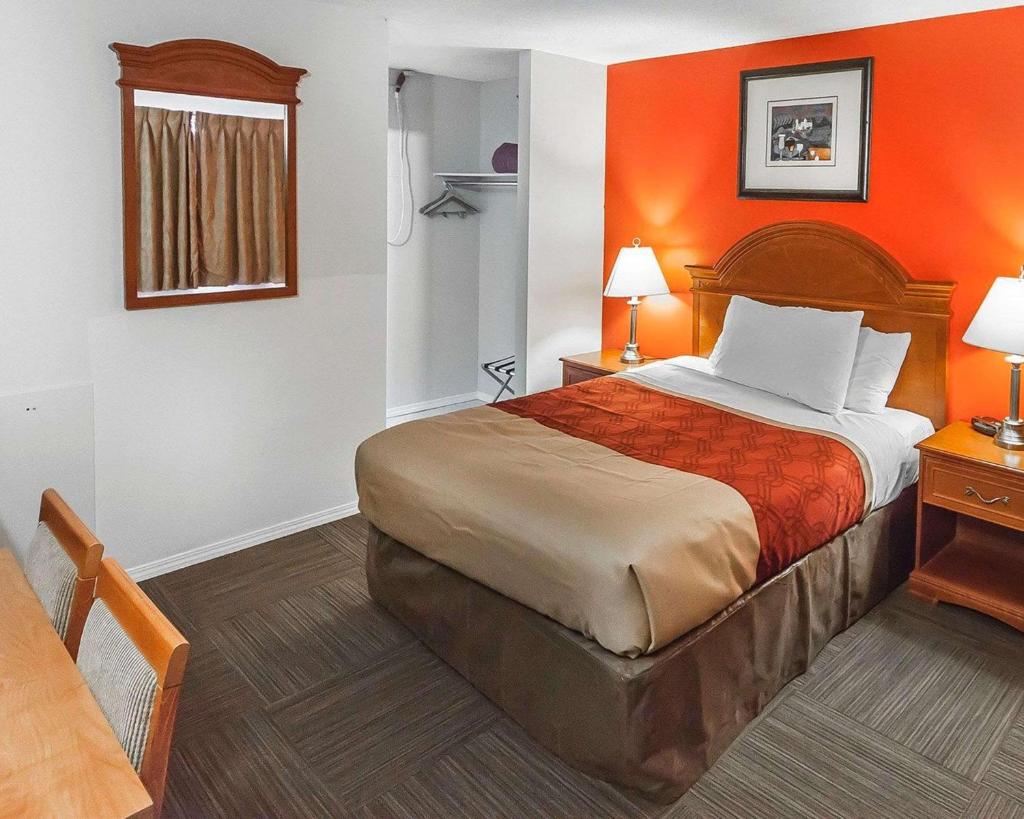 Econo Lodge Inn & Suites Drumheller photo 1