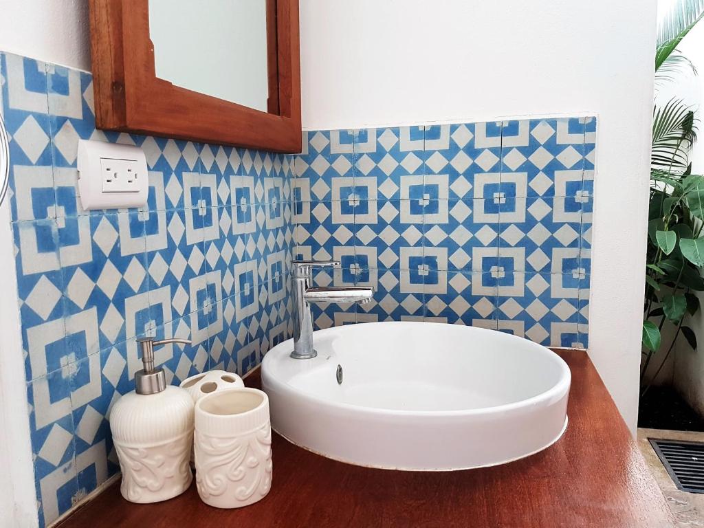 Lovely new-build colonial house with plunge pool photo 1