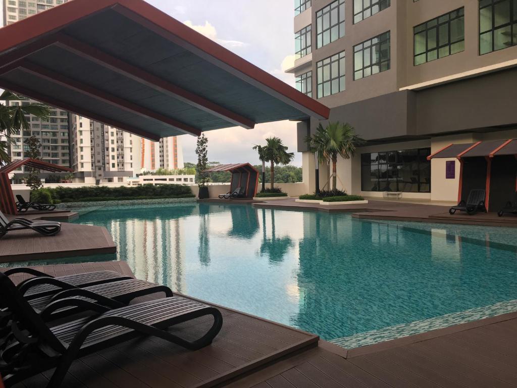 IOI Conezion Iman's Home with Pool View Unit photo 3
