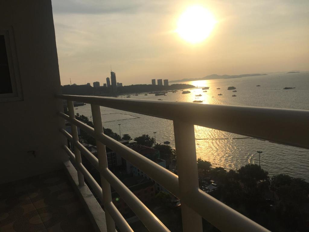 Апартаменты (Улучшенные апартаменты), View Talay 6 Pattaya Beach Condominium by Honey