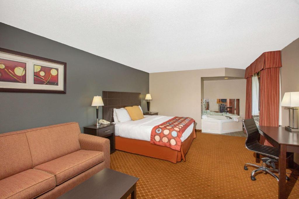 AmericInn by Wyndham Coralville photo 1