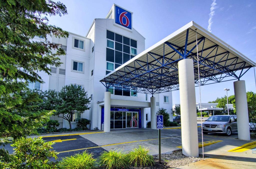 Motel 6 Portsmouth, NH image
