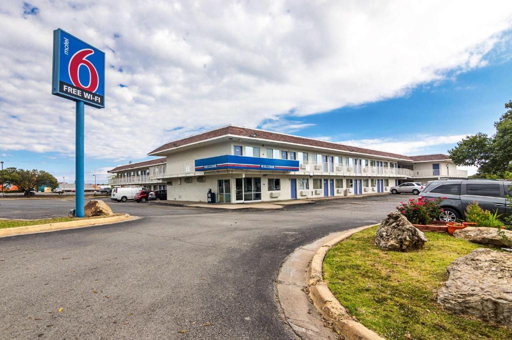 Motel 6-Ardmore, OK photo 1